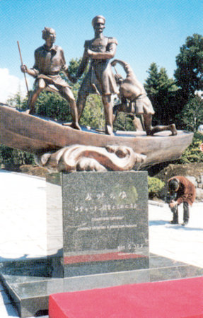 Памятник адмиралу  Е.В. Путятину  и японским рыбакам  в г. Фудзи (Япония)